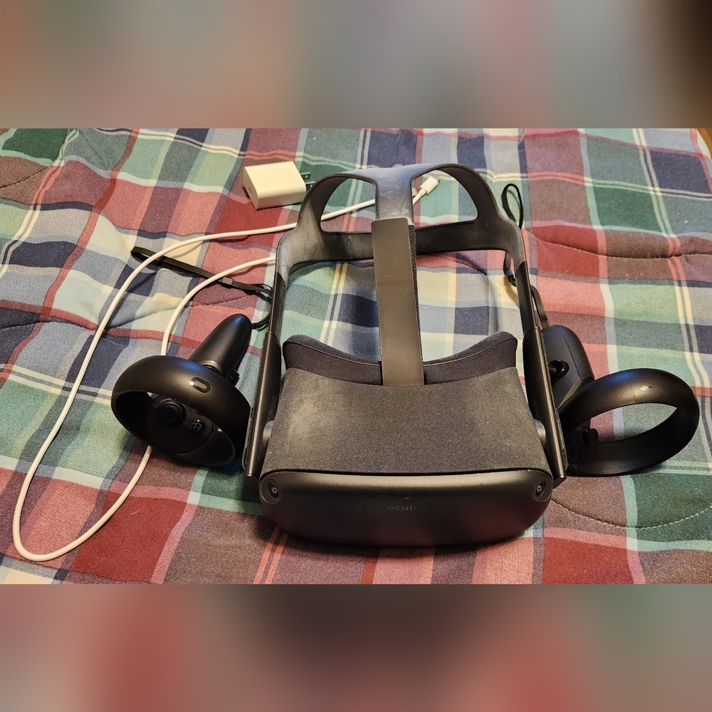 Original Oculus Quest w/ Controllers